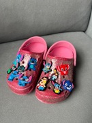 Crocs Różowe Brokatowe z Przypinkami Stitch Clog C10 Rozmiar 27-28