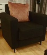 Nieduży fotel na metalowych nóżkach 