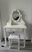 Elegancka biała toaletka glamour z lustrem LED i taboretem