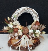 Piękny wianek  jesienny z dyniami 