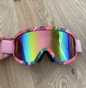 Różowe gogle narciarskie 