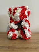 Czerwono Biały Miś z Róż  - przyjemny w dotyku prezent na każdą okazję