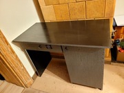 Biurko z litego drewna z czarna okleiną 