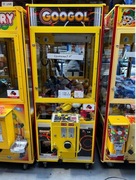 Automat zręcznościowy z maskotkami 