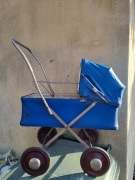 Stary wózek dla lalek z okresu Prl