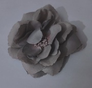 Broszka Spinka do włosów (uniwers.mocowanie) w kształcie szarego kwiatu