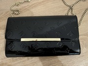 Czarna kopertowa torebka wieczorowa na łańcuszku