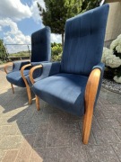 Stylowe fotele po renowacji – drewniane podłokietniki, granatowy welur