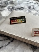Broszka pin Social battery Czarny