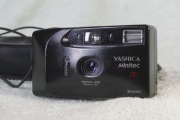 YASHICA Minitec AF z ob. YASHICA LENS 32mm 1:3,5 