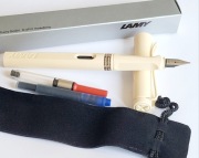 Wieczne pióro LAMY SAFARI F na naboje + tłoczek do atramentu i etui. Nowe.
