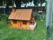 Ozdobny drewniany domek do ogrodu z młynem.