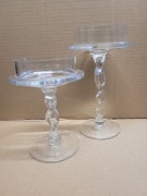 Dwa szklane świeczniki typu candlestick lub pillar holder
