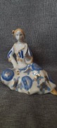 Figurka porcelanowa Kobieta z wachlarzem kart
