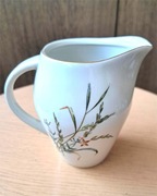 Biały, porcelanowy mlecznik z zakładów porcelany Karolina