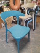 Krzesła plastikowe do układania w stos