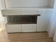 Komoda z szybą Komoda do salonu Komoda z drzwiczkami