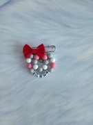 Przypinka , broszka do wózka z czerwoną kokardą