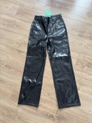 szerokie proste spodnie z wysokim stanem ekoskóra połysk a’la latex jjxx