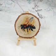 Plaster drewna pod kubek - zawieszka - pszczoła