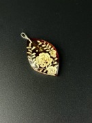 kwiaty Srebrna zawieszka z bursztynem - rzezbione kwiaty