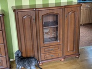 Duża brązowa komoda z szybą