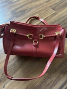 Czerwona torebka na ramie