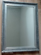 Stylizowane lustro vintage w srebrnej ramie.