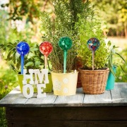 Zestaw 4 kolorowych szklanych kulek do podlewania