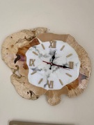 Zegar ścienny z drewna klonowego i żywicy – ręcznie robiony