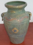 Wazon ceramiczny zielny z wzorami i metalowymi kółkami