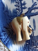 Zawieszka ze słoniem na szczęście z kości i mosiądzu vintage