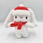 Pluszak króliczek w czapce i szaliku na szydełku