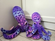 Dwie fioletowe ośmiornice pluszaki, pluszak ośmiornica średni i duży