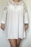 Elegancka krótka biała sukienka z koronką M/L