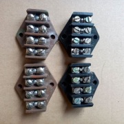 Płytka kostka listwa odgałęźna zaciskowa 4 x 2,5mm2 lub 4 x 4mm2 380V PRL