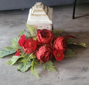 Dekoracja czerwone kwiaty z lampionem na cmentarz 50x35 cm