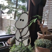 Witraż,  postać z bajki Muminek z wędką 