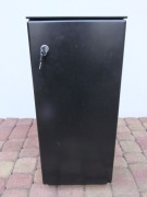 Metalowa szafka-kontener z kluczykiem,do komputera