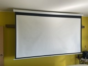 ekran do projektora z kasetą 100 cali OVERMAX