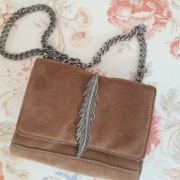 Zara zamszowa listonoszka z liściem