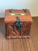 Ciekawa drewniana skarbonka metalowe obicia 