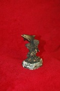 delfin na rafie - solidna figurka z brązu na marmurowej podstawie