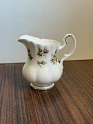ROYAL ALBERT Winsome mlecznik porcelanowy 
