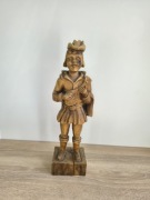 Rzeźba drewniana – postać z instrumentem