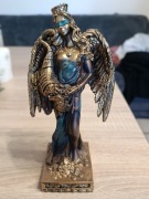 Statuetka Greckiej Bogini Bogactwa – figurka ze złotymi akcentami