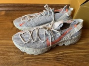 buty Nike Space Hippie 04 This Is Trash - hyper Crimson summit white