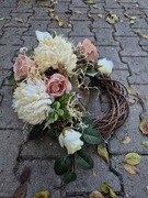 Kompozycja wianek stroik na cmentarz grób pomnik Wszystkich Świętych 