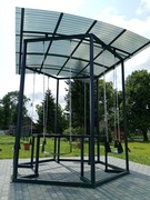 Ogrodowe zadaszenie poliwęglanowe z huśtawkami i stołem sześcioosobowe