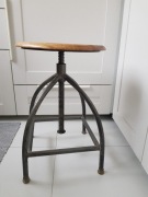 Skandynawski taboret obrotowy